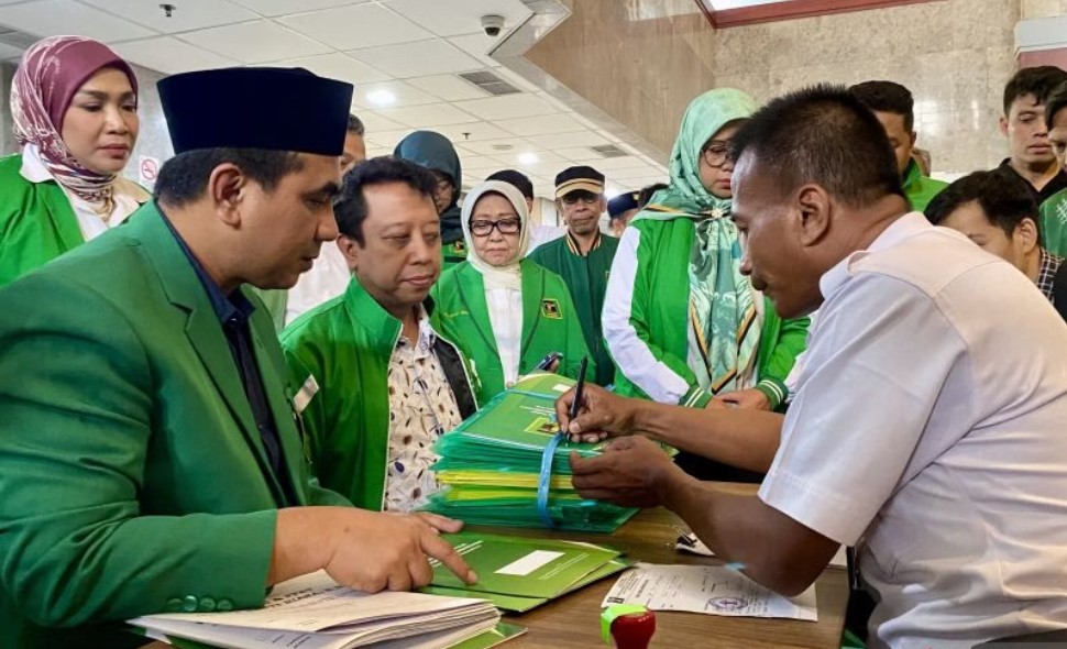 Sekretaris Jenderal Partai Persatuan Pembangunan (PPP) kubu Agus Suparmanto, Taj Yasin Maimoen (kiri), didampingi Anggota Tim Formatur sekaligus mantan Ketua Majelis Pertimbangan PPP Muhammad Romahurmuziy (kanan) mendaftarkan hasil Muktamar X PPP ke Kementerian Hukum di Jakarta, Rabu (1/10/2025). (ANTARA/Fath Putra Mulya)/Ulanda.id