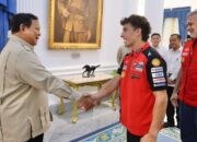 Presiden Prabowo Subianto (kiri) berjabat tangab dengan Juara Dunia MotoGP 2025, Marc Márquez, di Istana Negara, Jakarta, Selasa (30/9/2025) (Foto: Biro Pers Sekretariat Presiden/Laily Rachev)/Ulanda.id
