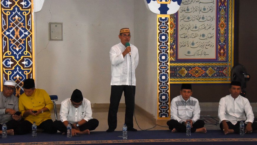 Sekda Bone Bolango, Iwan Mustapa saat memberikan sambutan pada program bertajuk “Aparatur Bone Bolango Mengaji” yang resmi dimulai dan digelar perdana di Masjid Baitul Haq Islamic Center Bone Bolango, Jumat (3/10/2025). (F.AKP-Diskominfo)/Ulanda.id