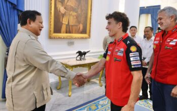 Presiden Prabowo Subianto (kiri) berjabat tangab dengan Juara Dunia MotoGP 2025, Marc Márquez, di Istana Negara, Jakarta, Selasa (30/9/2025) (Foto: Biro Pers Sekretariat Presiden/Laily Rachev)/Ulanda.id