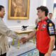 Presiden Prabowo Subianto (kiri) berjabat tangab dengan Juara Dunia MotoGP 2025, Marc Márquez, di Istana Negara, Jakarta, Selasa (30/9/2025) (Foto: Biro Pers Sekretariat Presiden/Laily Rachev)/Ulanda.id