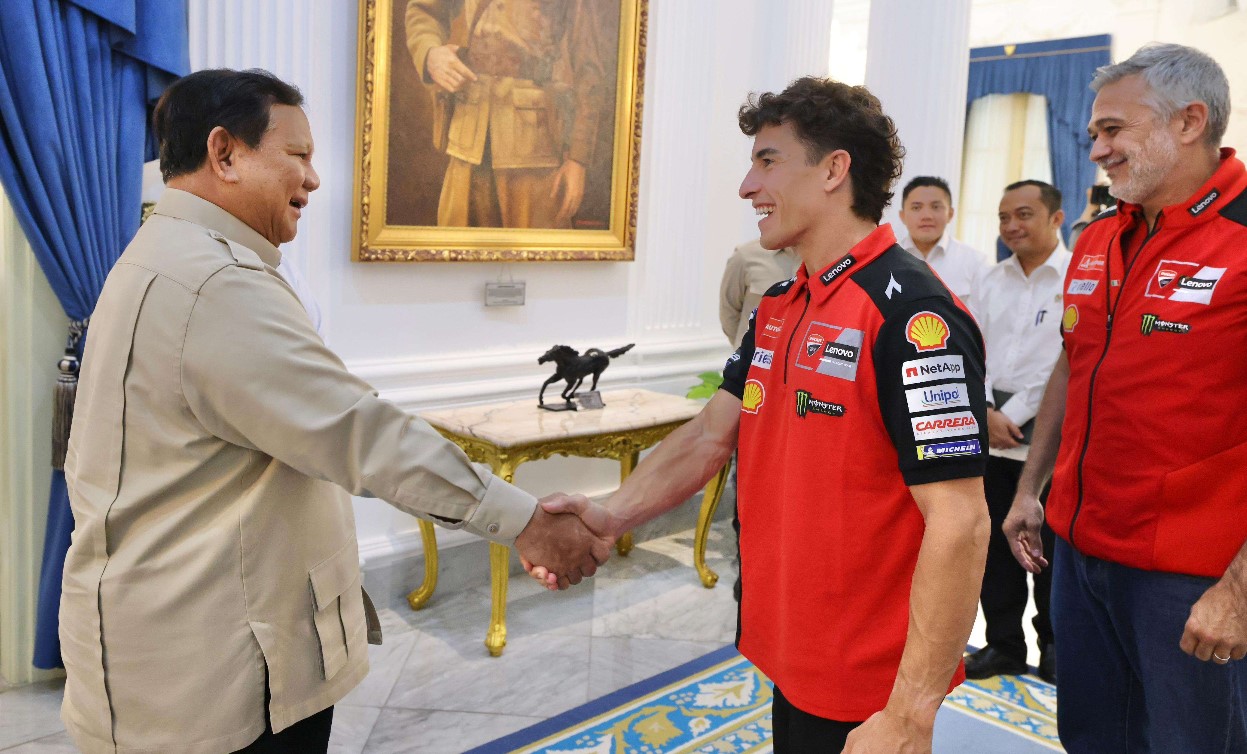 Presiden Prabowo Subianto (kiri) berjabat tangab dengan Juara Dunia MotoGP 2025, Marc Márquez, di Istana Negara, Jakarta, Selasa (30/9/2025) (Foto: Biro Pers Sekretariat Presiden/Laily Rachev)/Ulanda.id