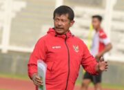 Pelatih Timnas Indonesia U-20 Indra Sjafri mengikuti sesi latihan di Stadion Madya, Kompleks Gelora Bung Karno, Senayan, Jakarta, Rabu (15/1/2025). Latihan tersebut digelar sebagai persiapan pertandingan Piala Asia U-20 2025 pada 12 Februari hingga 1 Maret 2025 di China. (ANTARA FOTO/Fauzan)/Ulanda.id