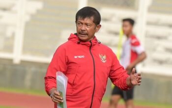 Pelatih Timnas Indonesia U-20 Indra Sjafri mengikuti sesi latihan di Stadion Madya, Kompleks Gelora Bung Karno, Senayan, Jakarta, Rabu (15/1/2025). Latihan tersebut digelar sebagai persiapan pertandingan Piala Asia U-20 2025 pada 12 Februari hingga 1 Maret 2025 di China. (ANTARA FOTO/Fauzan)/Ulanda.id