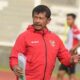 Pelatih Timnas Indonesia U-20 Indra Sjafri mengikuti sesi latihan di Stadion Madya, Kompleks Gelora Bung Karno, Senayan, Jakarta, Rabu (15/1/2025). Latihan tersebut digelar sebagai persiapan pertandingan Piala Asia U-20 2025 pada 12 Februari hingga 1 Maret 2025 di China. (ANTARA FOTO/Fauzan)/Ulanda.id