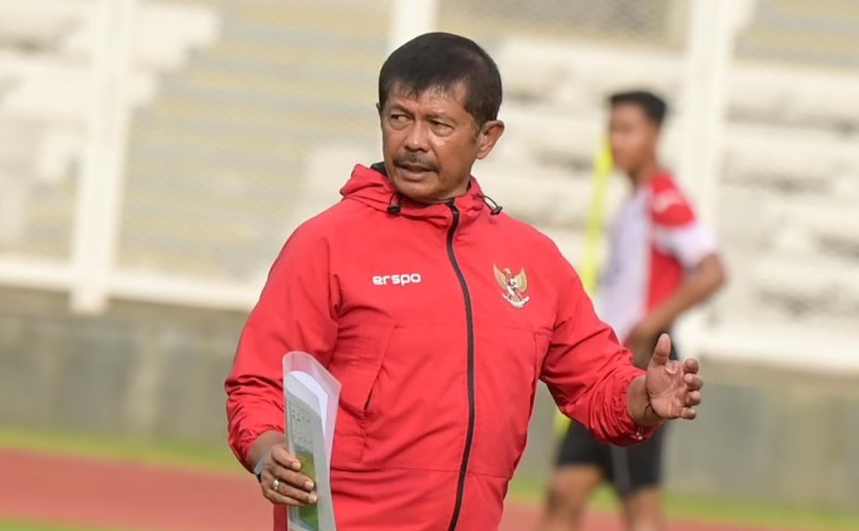 Pelatih Timnas Indonesia U-20 Indra Sjafri mengikuti sesi latihan di Stadion Madya, Kompleks Gelora Bung Karno, Senayan, Jakarta, Rabu (15/1/2025). Latihan tersebut digelar sebagai persiapan pertandingan Piala Asia U-20 2025 pada 12 Februari hingga 1 Maret 2025 di China. (ANTARA FOTO/Fauzan)/Ulanda.id