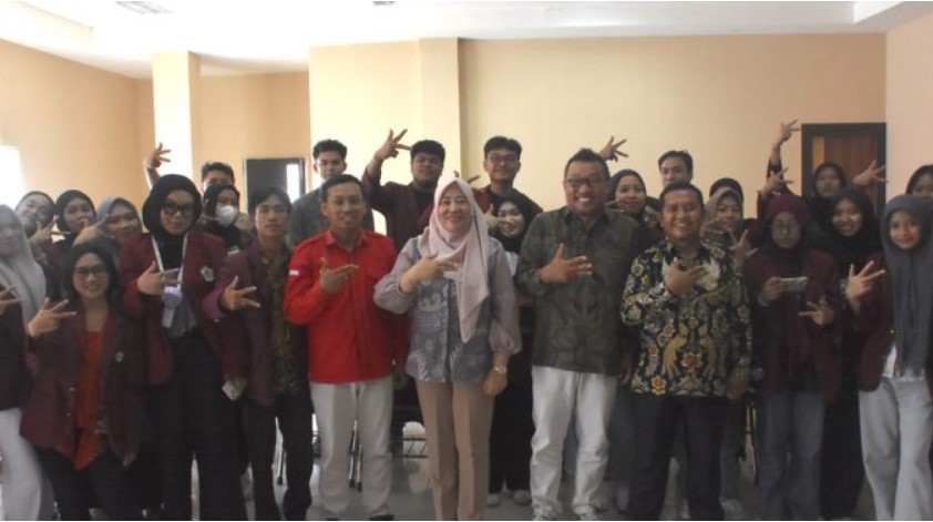 Puluhan mahasiswa Jurusan Ilmu Komunikasi Fakultas Ilmu Sosial Universitas Negeri Gorontalo (UNG) saat melakukan kunjungan belajar ke Dinas Komunikasi dan Informatika (Kominfo) Kabupaten Bone Bolango yang diterima Kepala Dinas Kominfo, Misnawaty Wantogia, Kamis (2/10/2025). (F.Indra-Diskominfo)/Ulanda.id