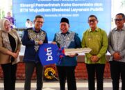 Wali Kota Gorontalo Adhan Dambea saat menerima secara simbolis bantuan sembilan unit truk sampah dari Bank Tabungan Negara (BTN)/Ulanda.id