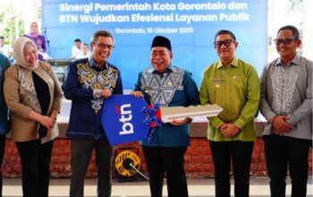 Wali Kota Gorontalo Adhan Dambea saat menerima secara simbolis bantuan sembilan unit truk sampah dari Bank Tabungan Negara (BTN)/Ulanda.id