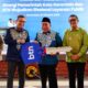 Wali Kota Gorontalo Adhan Dambea saat menerima secara simbolis bantuan sembilan unit truk sampah dari Bank Tabungan Negara (BTN)/Ulanda.id
