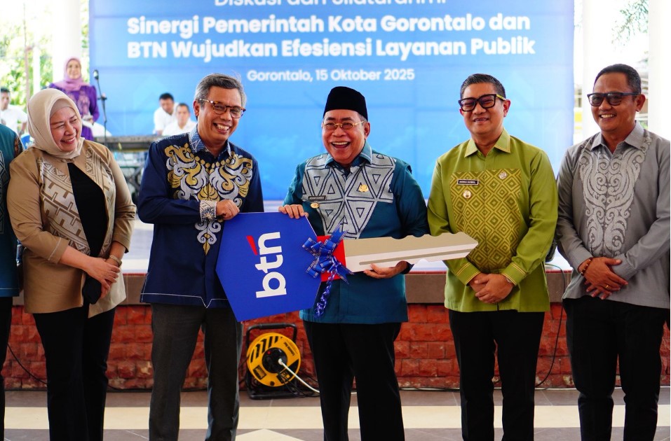 Wali Kota Gorontalo Adhan Dambea saat menerima secara simbolis bantuan sembilan unit truk sampah dari Bank Tabungan Negara (BTN)/Ulanda.id