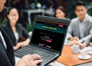 Seorang peserta mengikuti pelatihan pengembangan kecerdasan artifisial (AI). Perkembangan teknologi AI kini mengubah cara dunia bekerja dan membuka peluang profesi baru seperti AI Engineer, yang berperan penting dalam menciptakan sistem cerdas untuk meningkatkan efisiensi dan inovasi di berbagai sektor. Indonesia masih menghadapi tantangan besar dalam memenuhi kebutuhan talenta digital di bidang ini/Ulanda.id