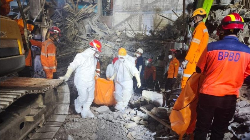 Korban meninggal ambruknya gedung Pondok Pesantren Al Khoziny, Buduran, Sidoarjo, Jawa Timur, menjadi 53 orang, termasuk lima potongan tubuh atau body part pada Miinggu (5/10). (SAR Surabaya)/Ulanda.id